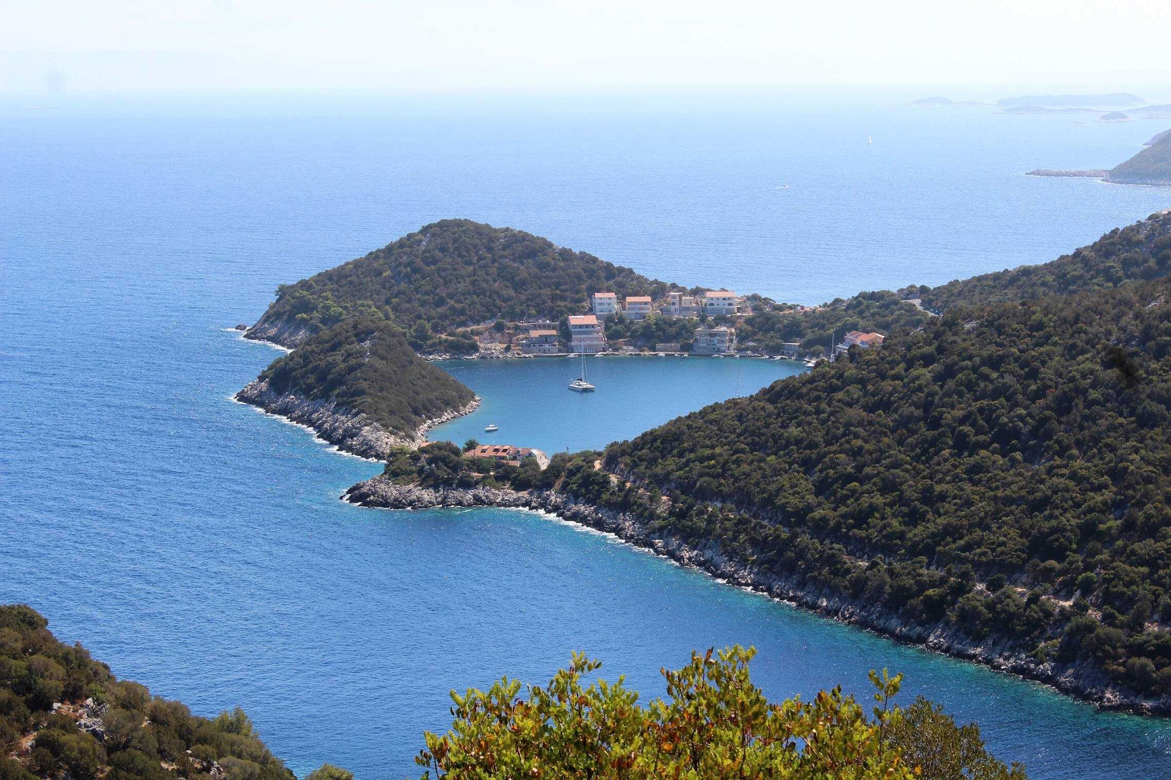 Lastovo marina docking